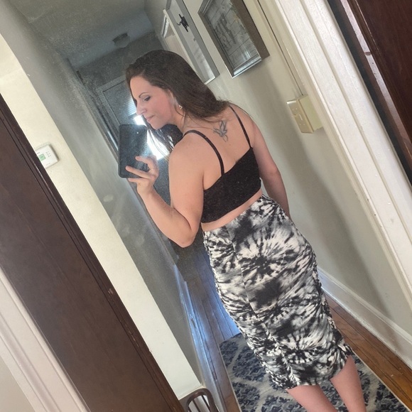 Capella black and white Smokey ruched dress 😍😍 - Picture 9 of 9